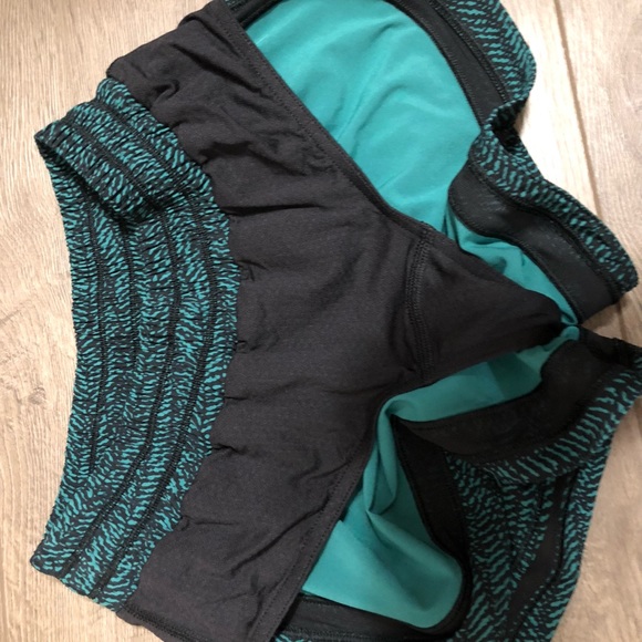 Lululemon make a move shorts green black printed 2 - Picture 5 of 5